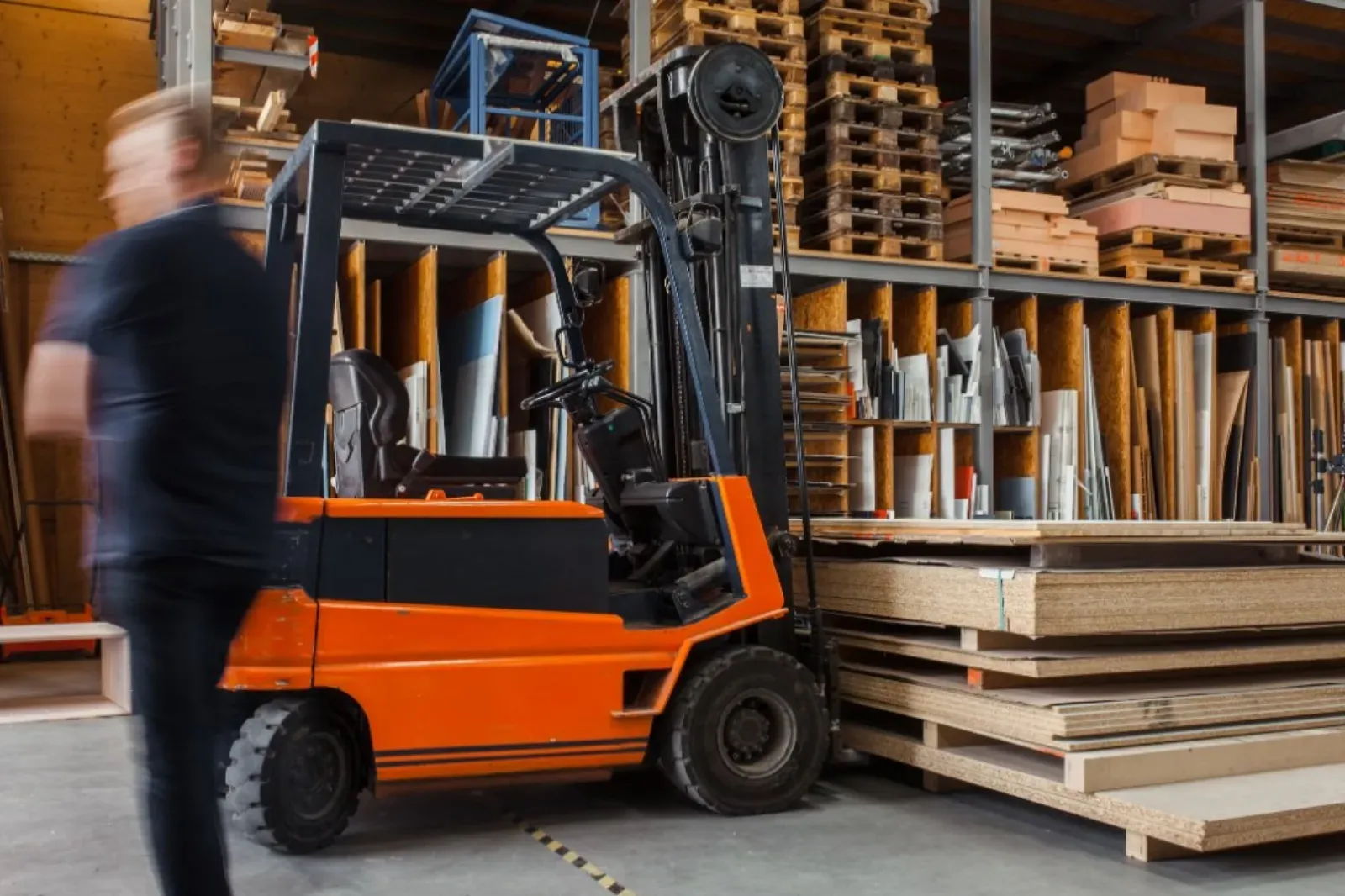 Cross-docking w logistyce: co to jest, rodzaje i jak skrócić czas na rampie