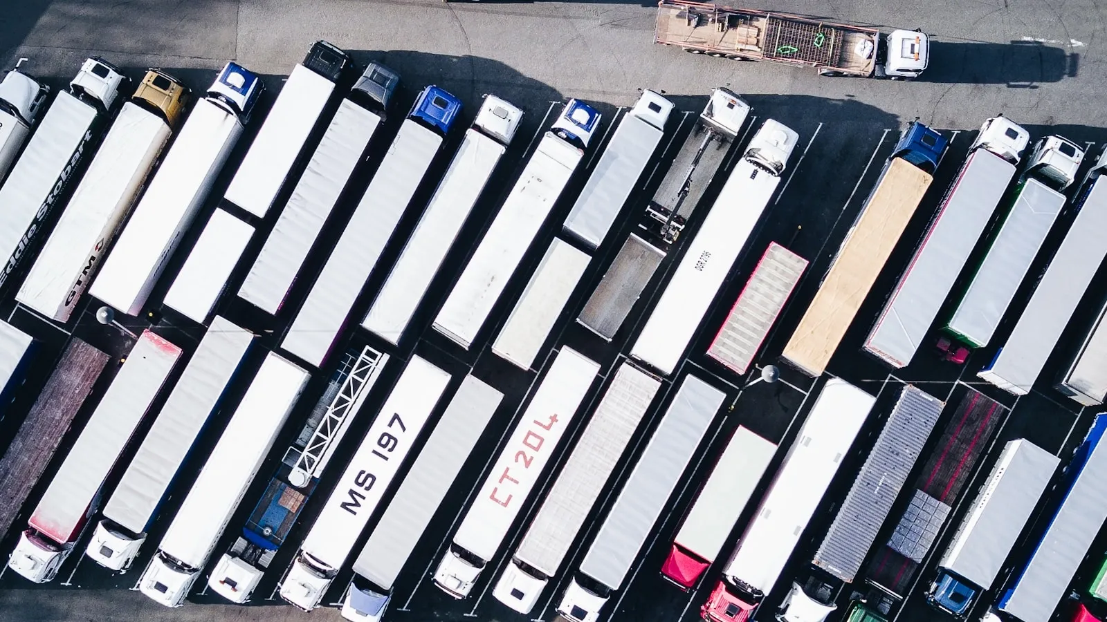 Bezpieczne parkingi dla ciężarówek w Europie: przewodnik floty 2026