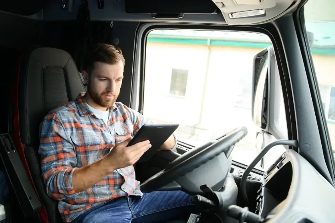 Telematyka dla małej firmy transportowej 2026: co to jest, korzyści, koszty i zwrot