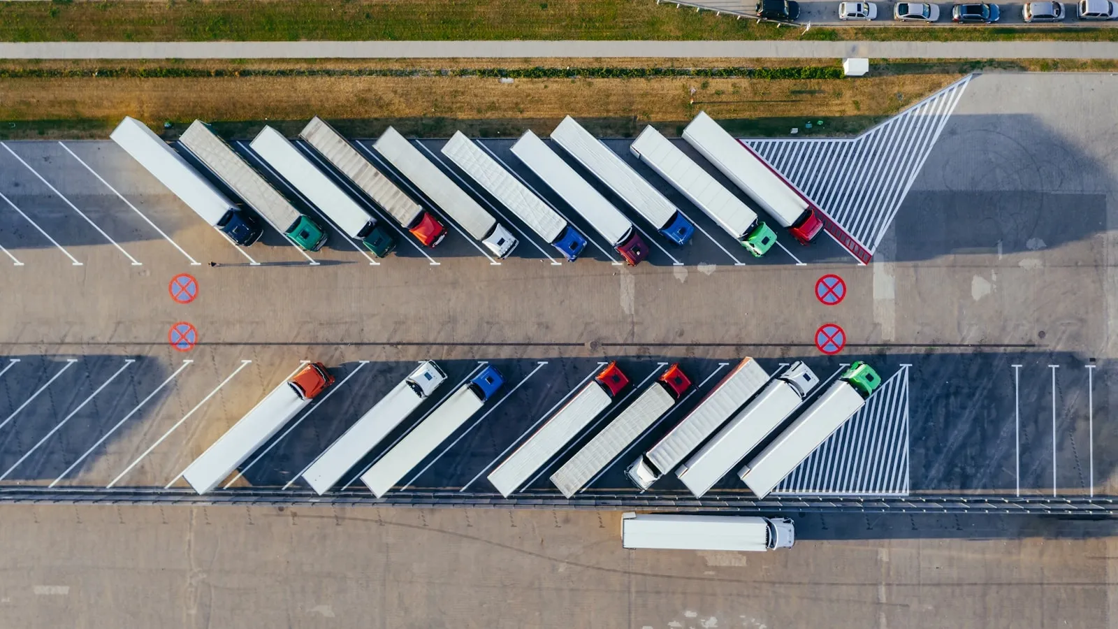 Transport krajowy a międzynarodowy: różnice, koszty i narzędzia dla flot (2026)