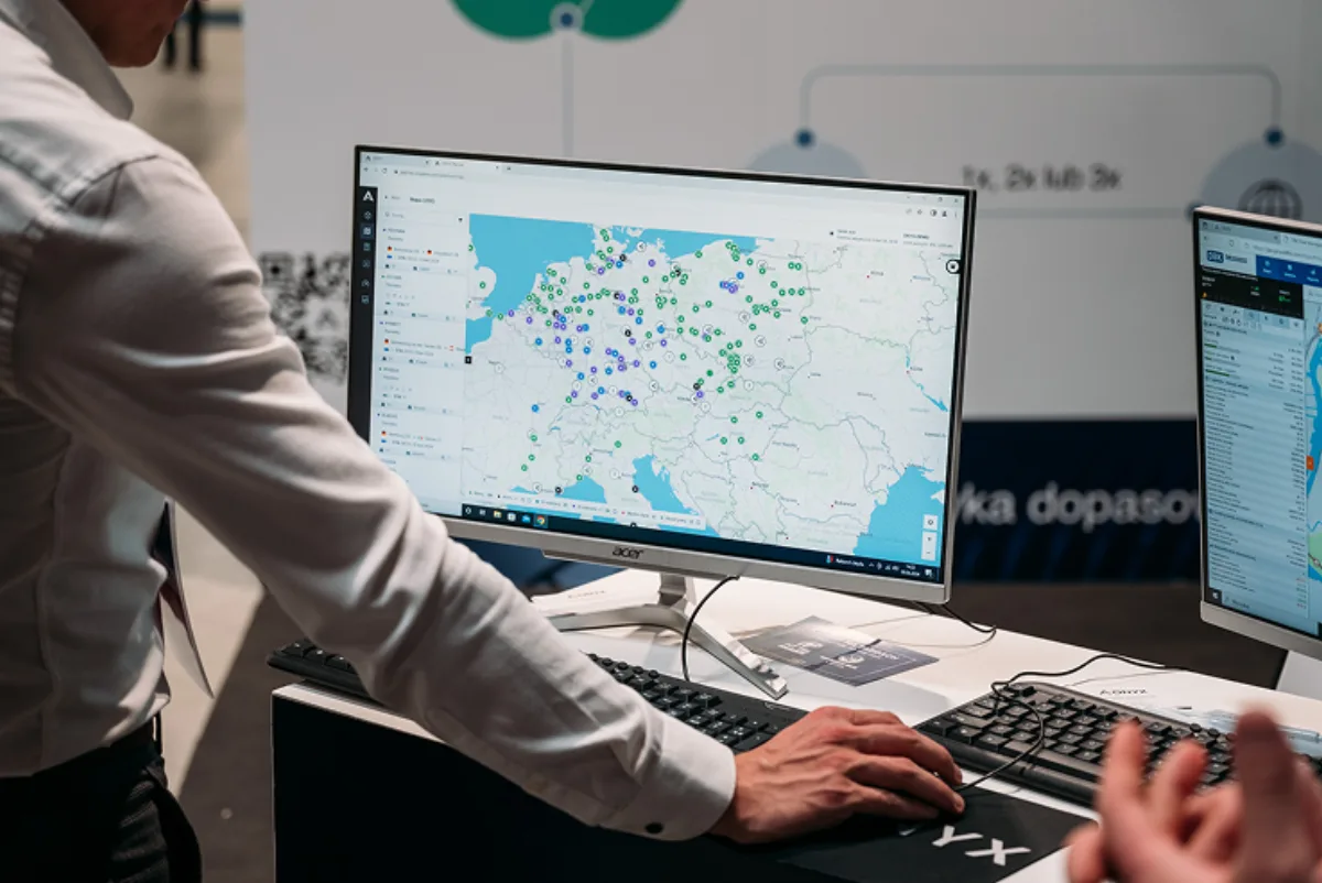 TMS system presentation at a trade show booth