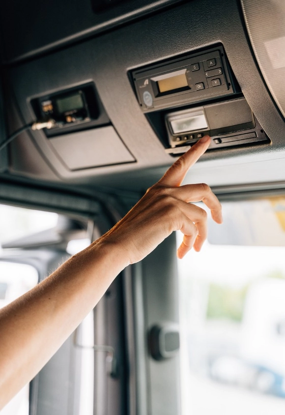 Kierowca obsługujący tachograf